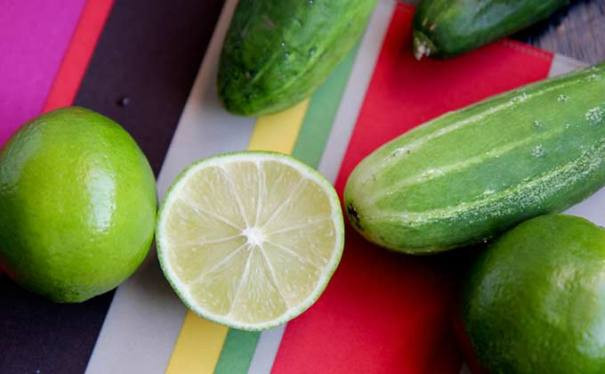 Bạn có thể kết hợp nước cốt chanh với nước ép dưa chuột rồi sử dụng dung dịch này lên vùng nách, massage đều xung quanh vùng nách để dung dịch thẩm thấu qua da trong 5 - 10 phút. Ảnh: diendanthammy.