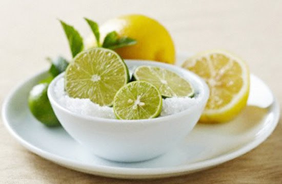 Bạn chỉ cần hòa tan 100gr muối cùng lượng nước cốt từ 1 quả chanh vào 300ml nước ấm trong 1 chai xịt rồi xịt lên vùng nách 2 lần/ngày. Ảnh: google.