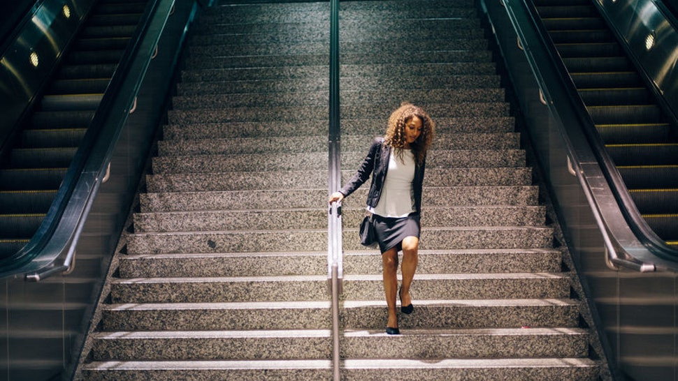 Một lợi ích khác của việc leo cầu thang là giúp các khớp và cơ bắp khỏe hơn. Ảnh: bustle.