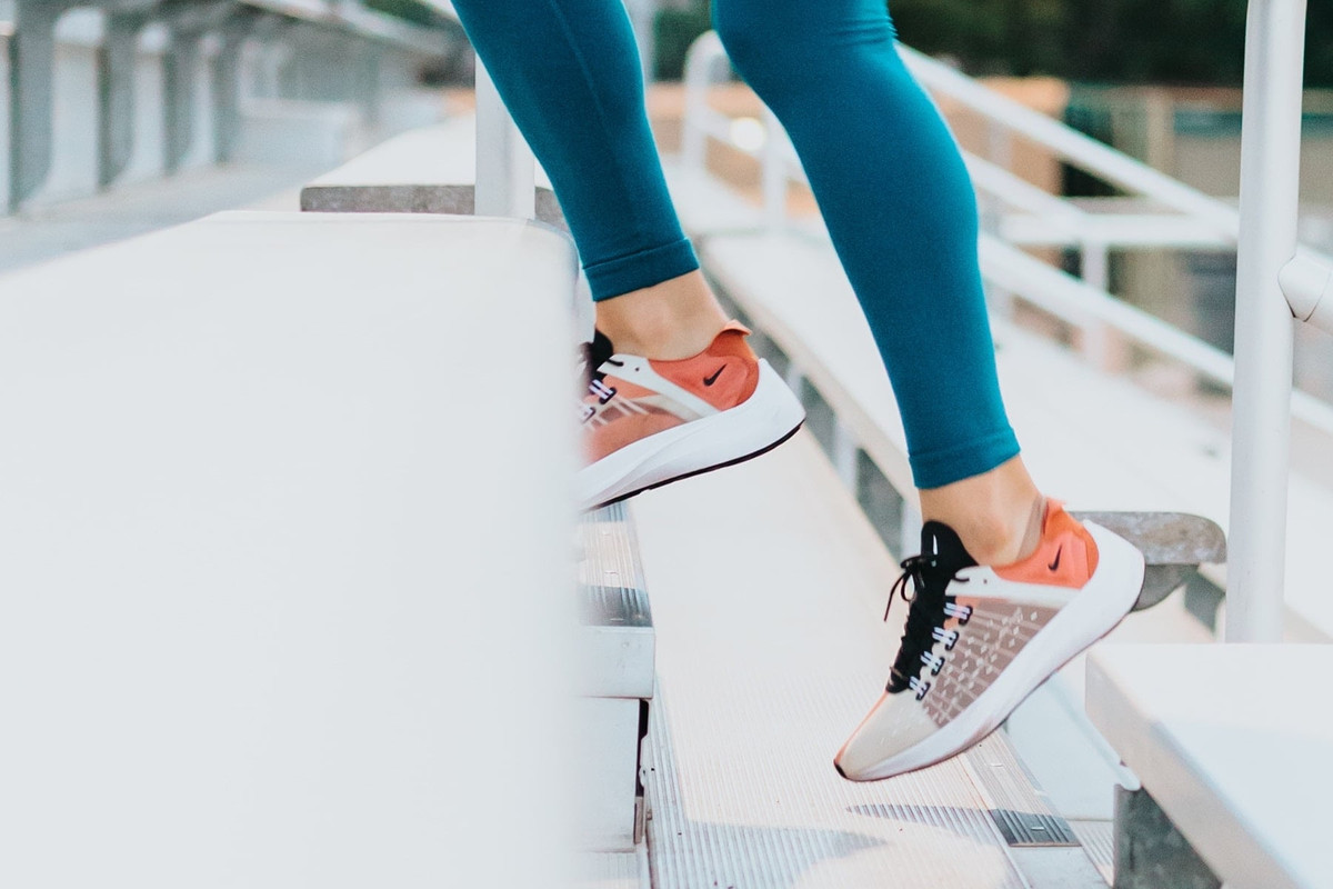 Leo cầu thang chắc chắn là hình thức tập thể dục thuận tiện nhất và cho kết quả tuyệt vời bởi bạn sẽ không phải tốn chi phí mua thiết bị tập cũng như không bị giới hạn về không gian tập luyện. Ảnh: popsugar.