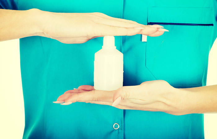 Hydrogen peroxide là một chất tẩy trắng tự nhiên và có thể tiêu diệt vi khuẩn trong miệng của bạn. Do đó, bạn có thể sử dụng nó như một loại nước súc miệng hoặc trộn nó với baking soda để tạo thành kem đánh răng làm trắng. Ảnh: stylecraze.