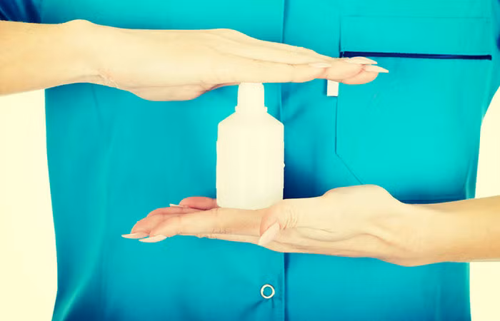 Hydrogen peroxide là một chất tẩy trắng tự nhiên và có thể tiêu diệt vi khuẩn trong miệng của bạn. Do đó, bạn có thể sử dụng nó như một loại nước súc miệng hoặc trộn nó với baking soda để tạo thành kem đánh răng làm trắng. Ảnh: stylecraze.