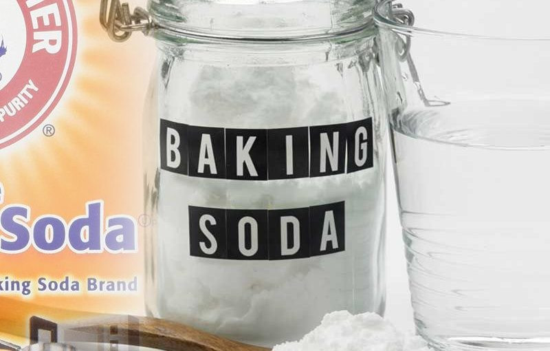 Bạn chỉ cần đánh răng bằng hỗn hợp baking soda và nước để làm giảm vi khuẩn trong miệng và đánh bay vết bẩn trên bề mặt răng. Ảnh: chonloainaotot.
