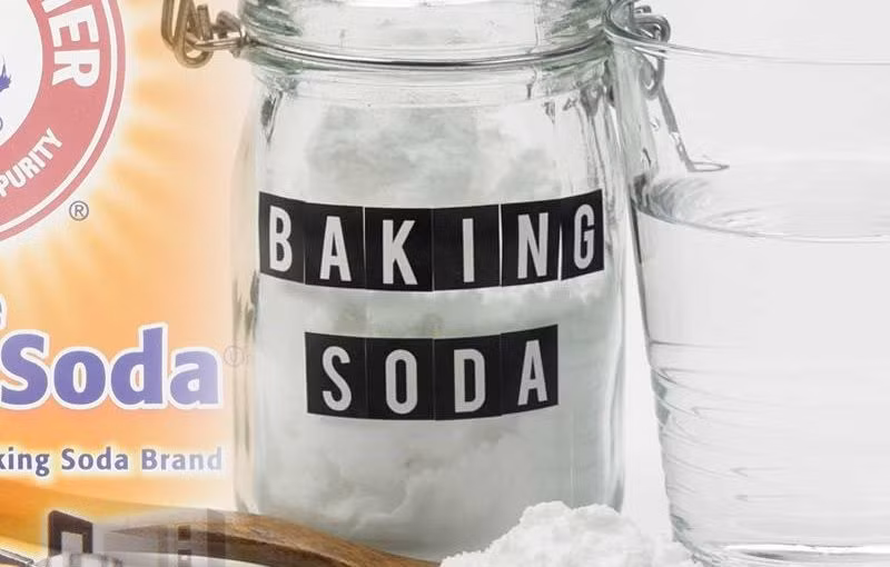 Bạn chỉ cần đánh răng bằng hỗn hợp baking soda và nước để làm giảm vi khuẩn trong miệng và đánh bay vết bẩn trên bề mặt răng. Ảnh: chonloainaotot.