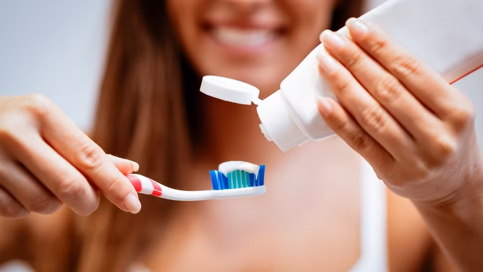 Cuối cùng, việc đơn giản mà chúng ta vẫn làm hàng ngày, đó chính là đánh răng ngay sau khi ăn cũng có thể giúp ngăn ngừa những mảng bám trên răng, chống hôi miệng. Ảnh: bustle.