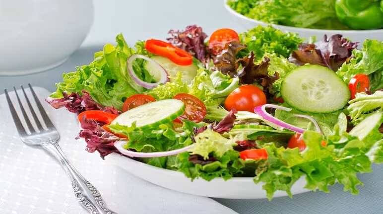 Salad cũng là thực phẩm bạn nên ăn nếu muốn giảm đau đầu bởi nó chứa đựng tất cả các chất dinh dưỡng phù hợp, giúp duy trì lượng đường trong máu ở mức ổn định. Ảnh: monngon.
