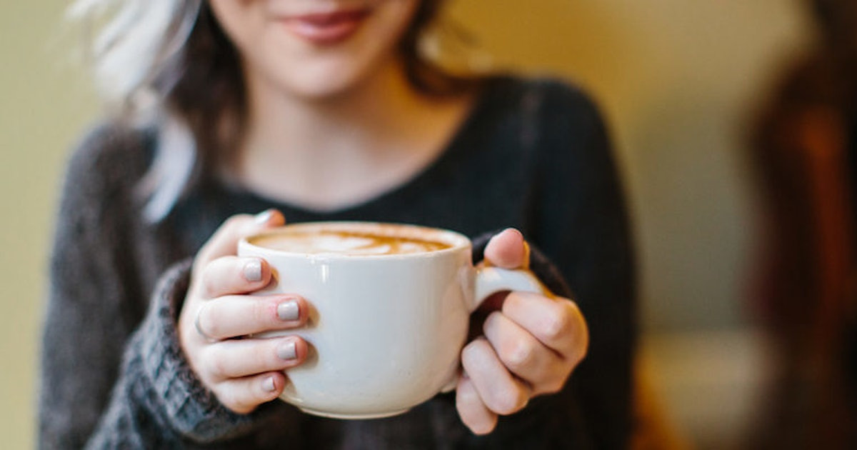 Nếu bị đau đầu, bạn hãy thử nhâm nhi một tách cà phê nóng cũng sẽ rất hiệu quả. Ảnh: bustle.