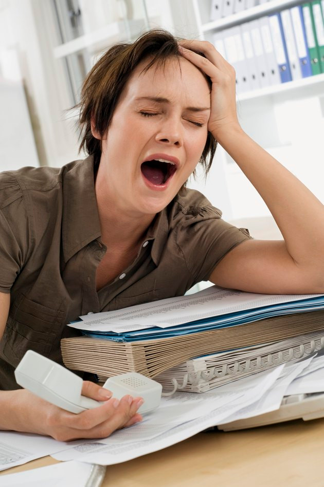 Bước 1: Ngủ tối thiểu tám giờ mỗi đêm để cho cơ thể bạn có đủ thời gian nghỉ ngơi hợp lý, sẽ giảm bớt cơn thèm ngủ, tránh buồn ngủ sau khi ăn trưa. Ảnh: livestrong.