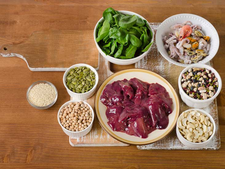 Bước 3: Bạn hãy ăn những thực phẩm chứa sắt, protein và carbohydrate phức hợp cho bữa trưa. Ảnh: healthline.