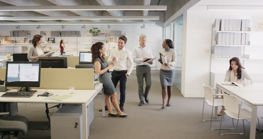 Bước 5: Sau khi ăn trưa 15 phút, bạn hãy đứng dậy và sau đó đi bộ nhanh xung quanh trước khi quay trở lại làm việc. Ảnh: picdn.