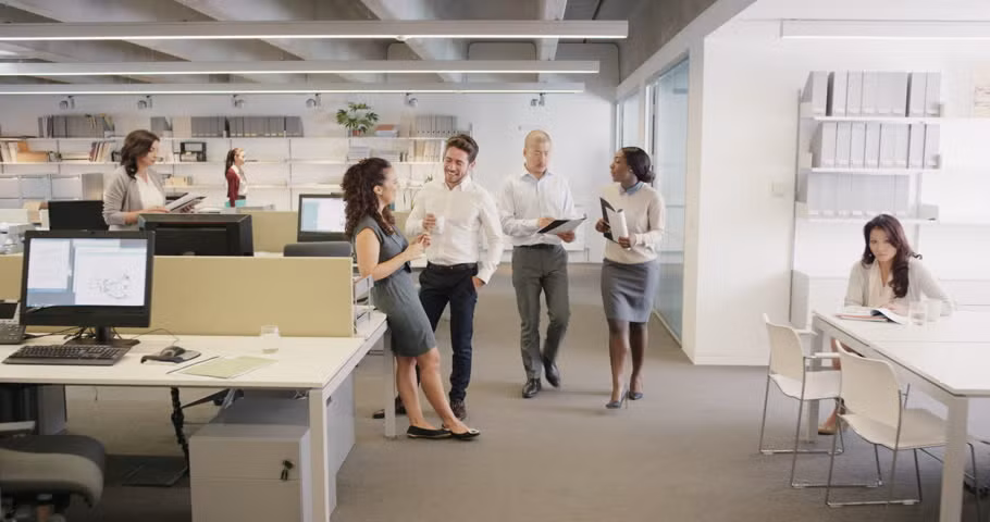 Bước 5: Sau khi ăn trưa 15 phút, bạn hãy đứng dậy và sau đó đi bộ nhanh xung quanh trước khi quay trở lại làm việc. Ảnh: picdn.