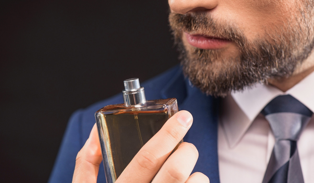 Đặc biệt, bạn cần tránh xịt nước hoa trước khi ra nắng hoặc đang dưới ánh nắng bởi việc này có thể khiến da bị cháy nắng và để lại những vết nám, đốm nâu. Ảnh: tueviet.