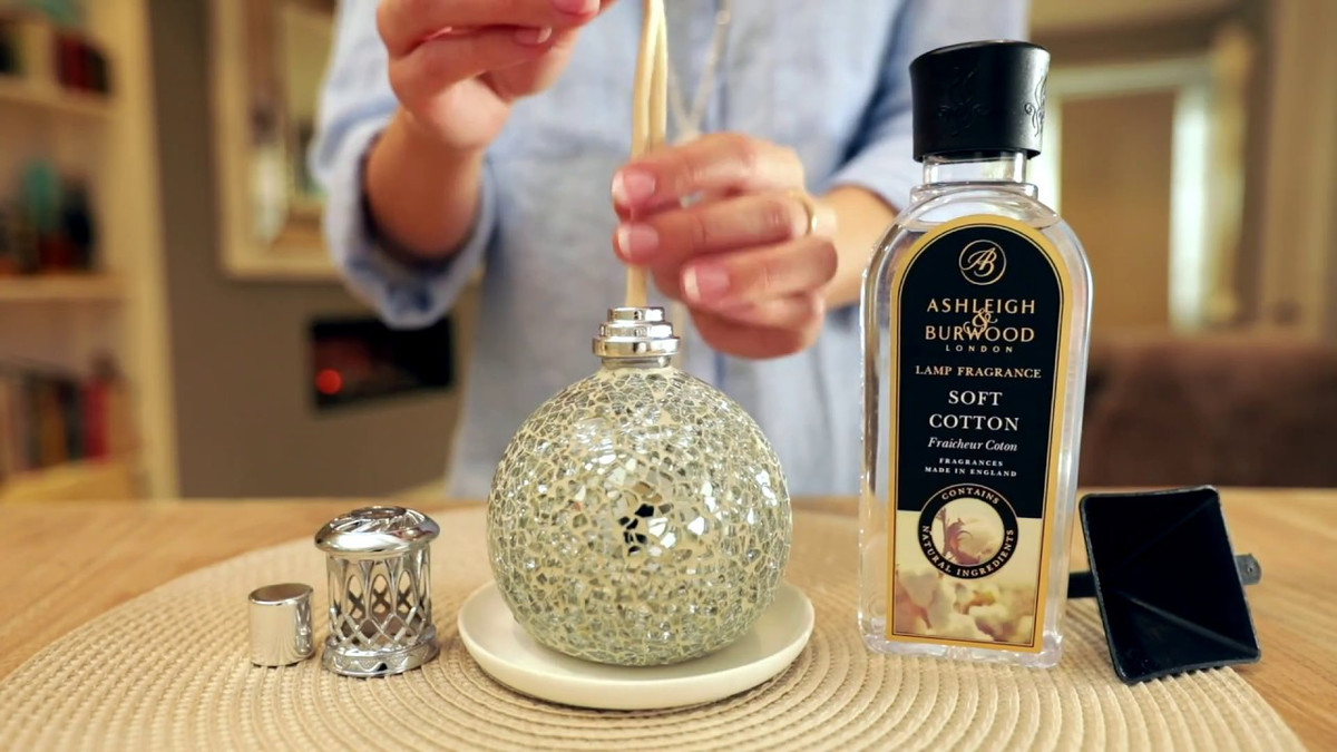 Do nước hoa kỵ mồ hôi nên bạn cần lưu ý không xịt nước hoa vào thời điểm cơ thể đang đổ mồ hôi để tránh mồ hôi làm biến dạng mùi hương nước hoa. Ảnh: ytimg.