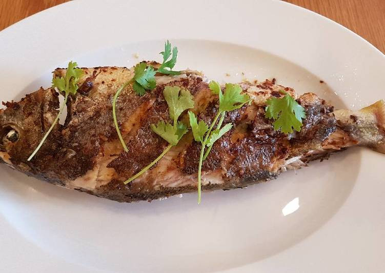 Trong khi đó, những người ăn nhiều cá có nguy cơ mắc AMD (Thoái hoá điểm vàng do tuổi già) thấp hơn. Ảnh: tosshub.