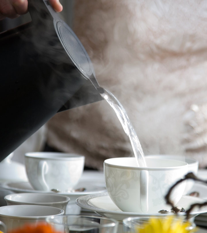 Uống nước nóng có thể làm dịu hệ thống thần kinh trung ương. Với hệ thống thần kinh hoạt động tốt mà không có bất kỳ vấn đề nào, cơ thể bạn sẽ bớt đau hơn. Ảnh: stylecraze.