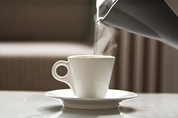 Đặc biệt, uống nước nóng khiến bạn đổ mồ hôi - một cách giúp cơ thể loại bỏ độc tố. Ảnh: rd.