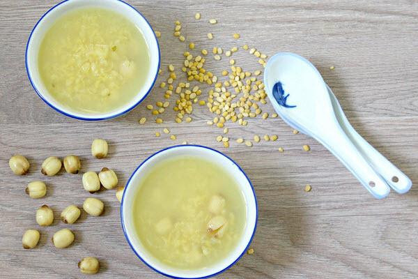 Một cốc chè đỗ xanh cũng sẽ giúp bạn cải thiện đáng kể tình trạng say nắng. Ảnh: huongnghiepaau.