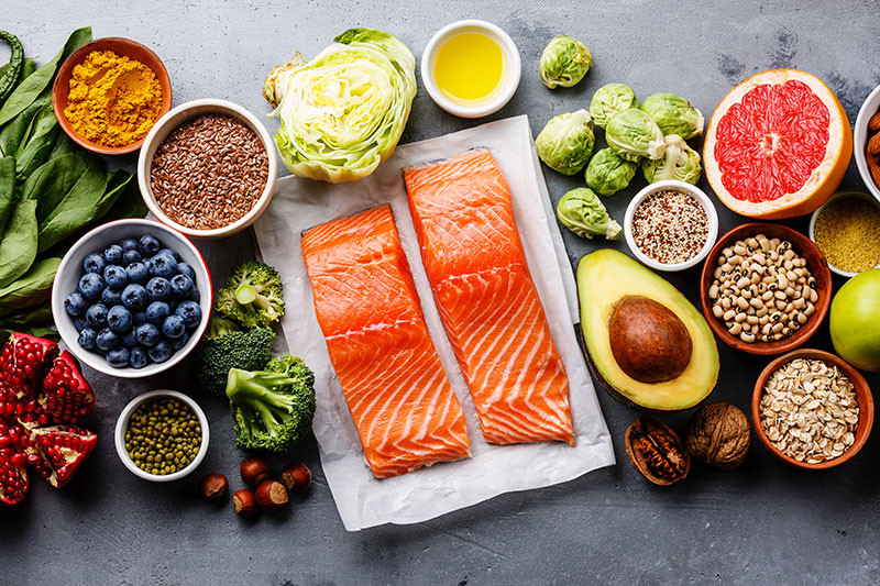 Bạn cũng nên bổ sung chất béo có lợi vào thực đơn của mình bởi một số chất béo như axit béo omega-3 có tác dụng làm giảm viêm, có thể ngăn ngừa các bệnh viêm ruột. Ảnh: tulane.