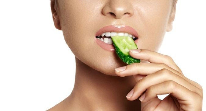 Bạn cũng nên nhai thức ăn thật kỹ để dạ dày có thể tiêu hóa chúng được dễ dàng hơn. Ảnh: thehealthsite.