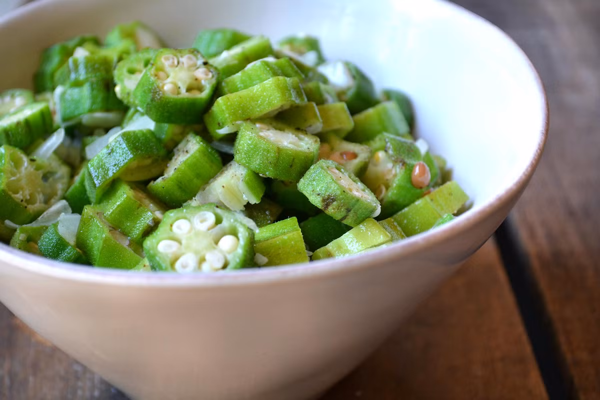 Như đã nói ở trên, đậu bắp chứa rất nhiều chất xơ, giúp thúc đẩy hệ tiêu hóa, ngăn ngừa táo bón. Ảnh: azureedge.