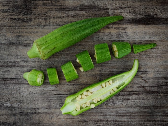 Không những vậy, đậu bắp cũng chứa vitamin C, một chất dinh dưỡng giúp tăng hấp thu sắt. Sắt là một khoáng chất quan trọng trong thai kỳ vì nó giúp thúc đẩy sự tăng trưởng và phát triển của bé. Ảnh: organicfacts.