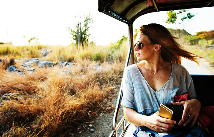 Uống nhiều nước là điều quan trọng nhất để duy trì làn da đẹp, khỏe mạnh khi bạn đi du lịch. Nước giúp loại bỏ độc tố ra khỏi cơ thể bạn, giữ cho làn da sáng mịn, tươi tắn. Ảnh: travelandstyle.