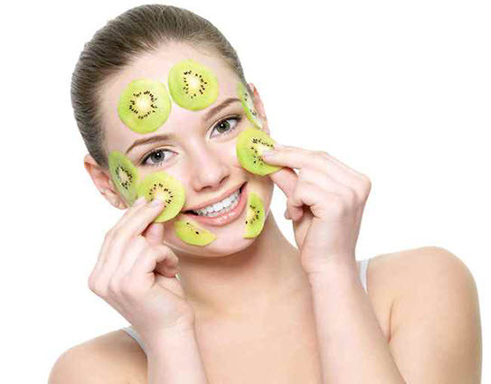 Đắp mặt nạ trái cây hay xông hơi trong phòng tắm là những gợi ý bạn có thể thực hiện để chăm sóc làn da của mình. Ảnh: lamcangdamat.