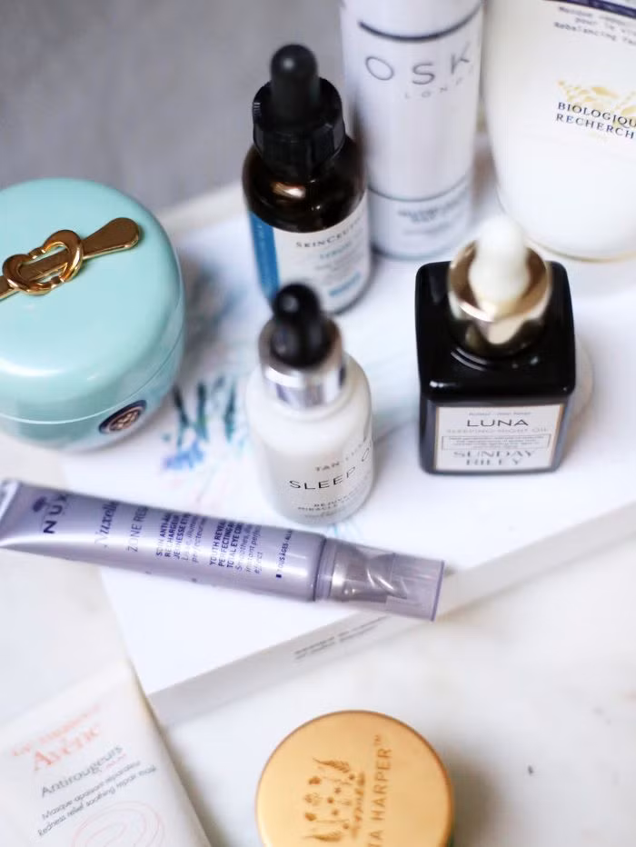 Dù đi du lịch xa nhà trong nhiều ngày nhưng bạn vẫn nên duy trì qui trình chăm sóc da như khi ở nhà. Ảnh: byrdie.