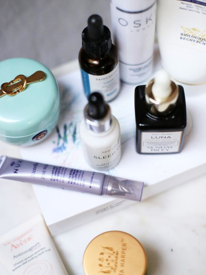 Dù đi du lịch xa nhà trong nhiều ngày nhưng bạn vẫn nên duy trì qui trình chăm sóc da như khi ở nhà. Ảnh: byrdie.