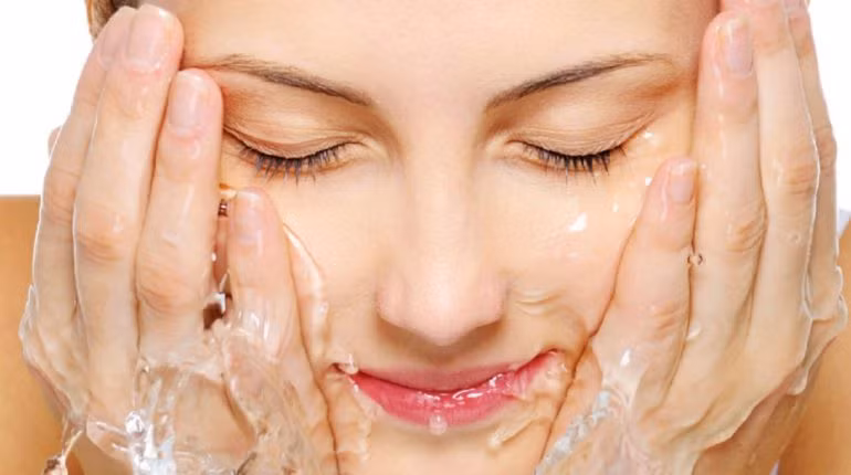 Bằng cách rửa mặt vào buổi sáng và tối, dưỡng ẩm mỗi ngày và sử dụng kem chống nắng, bạn có thể giữ cho làn da sáng mịn sau khi kỳ nghỉ hè. Ảnh: healthybeautyme.