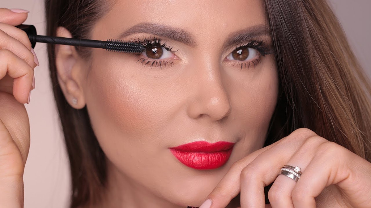 Do đó,, khi đi du lịch, bạn không nên trang điểm mà hãy cho làn da của bạn được “nghỉ ngơi”. Ảnh: ytimg.