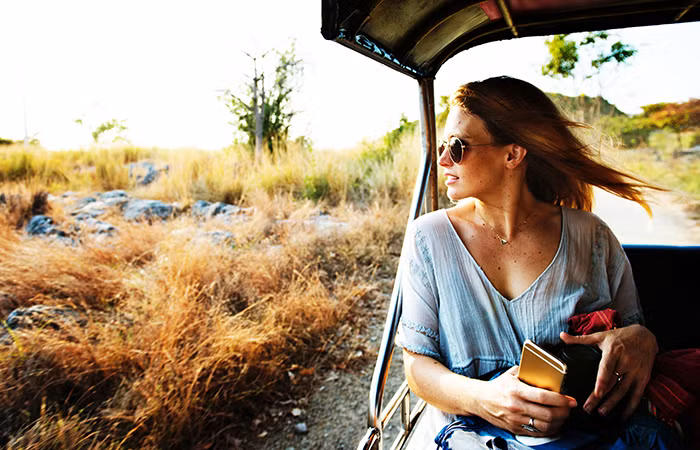 Uống nhiều nước là điều quan trọng nhất để duy trì làn da đẹp, khỏe mạnh khi bạn đi du lịch. Nước giúp loại bỏ độc tố ra khỏi cơ thể bạn, giữ cho làn da sáng mịn, tươi tắn. Ảnh: travelandstyle.