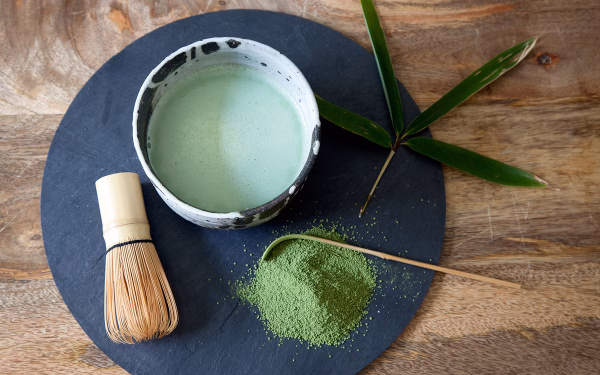 Ngoài ra, các nghiên cứu còn cho thấy trà xanh matcha có thể làm giảm một số yếu tố nguy cơ mắc bệnh tim. Ảnh: shopify.