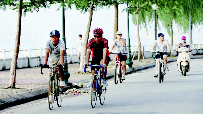 Đạp xe: Đạp xe là một cách tuyệt vời để ngắm cảnh và tận hưởng làn gió mùa hè. Không những vậy, hoạt động ngoài trời này còn đốt cháy calo, làm săn chắc bắp chân và tốt cho phổi của bạn. Ảnh: webthethao.