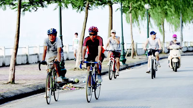 Đạp xe: Đạp xe là một cách tuyệt vời để ngắm cảnh và tận hưởng làn gió mùa hè. Không những vậy, hoạt động ngoài trời này còn đốt cháy calo, làm săn chắc bắp chân và tốt cho phổi của bạn. Ảnh: webthethao.