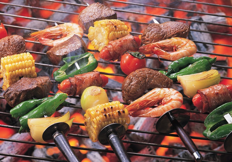 Để ăn đồ nướng thoải mái mà không lo sợ vấn đề cân nặng, bạn cần lưu ý uống nhiều nước. Nước không chỉ thanh lọc cơ thể mà còn giúp bạn kiểm soát cân nặng. Ảnh: bytuong.