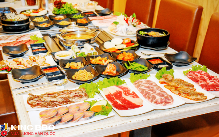 Bên cạnh đó, bạn cũng nên lựa chọn các món ăn hợp lý. Ngoài những món nướng, bạn nên lựa chọn thêm các món ăn nhiều rau quả như salad cải trộn dấm, salad rau sống gồm cà chua, cải bó xôi,...Ảnh: kingbbq.