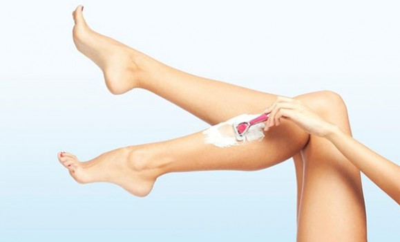 Nhiều chị em thậm chí còn không làm ướt chân mà cạo khô. Điều này rất dễ khiến bạn cắt hoặc cứa vào da. Ảnh: trietlongvinhvien.