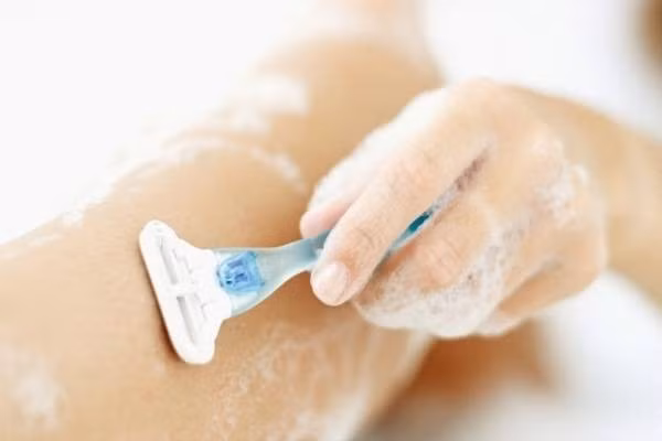 Thậm chí, rất nhiều chị em còn tiến hành tẩy lông chân ngay khi vào nhà tắm mà không biết rằng cần phải làm ẩm da trong ít nhất 3 phút. Ảnh: yeutre.