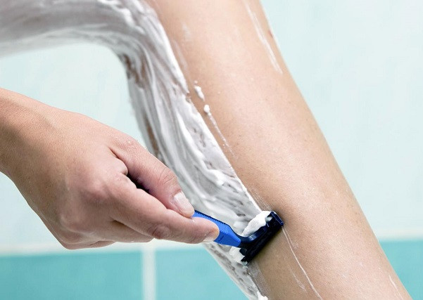 Thói quen này không những không tạo cho dao cạo được trượt dễ dàng trên làn da mà còn gây nhiều vết xước. Ảnh: trietlongtangoc.