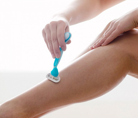 Trong khi đó, nhiều người lại cạo ngược theo chiều lông mọc, dễ dẫn đến tình trạng lông mọc ngược, kích ứng, trầy da. Ảnh: maythammyvn.