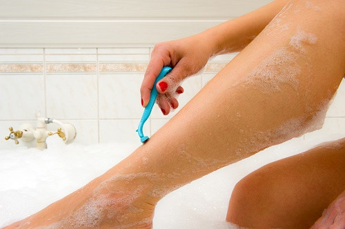 Chính điều này có thể dẫn đến những hậu quả như: trầy xước, tổn thương da, lông mọc ngược, viêm nang lông,…Ảnh: thammyvienylan.