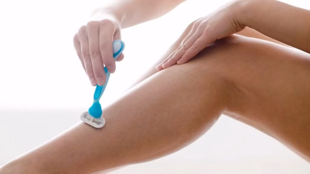 Việc làm ẩm da sẽ làm cho lông chân trở nên mềm hơn. Như thế, bạn sẽ dễ dàng cạo lông mà không bị đau đớn vì trầy xước. Ảnh: elle.