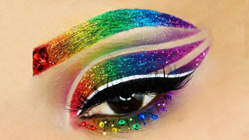 Với nhiều người, phong cách trang điểm mắt cầu vồng đem đến cho họ vẻ đẹp huyền bí và tôn lên cá tính mạnh mẽ của họ. Ảnh: wp.