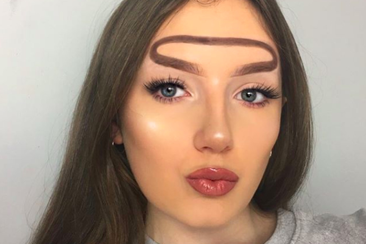 Trào lưu lông mày Halo Brown (lông mày liền nhau) được khởi xướng từ Hannah Lyne – một beauty blogger 16 tuổi nổi tiếng đến từ Mỹ. Ảnh: vox.