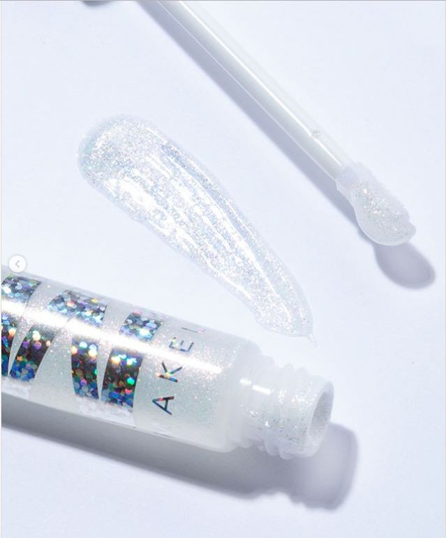 Son môi ba chiều lấp lánh là một trong những xu hướng làm đẹp độc lạ mà không phải ai cũng dám thử. Ảnh: sweetyhigh.