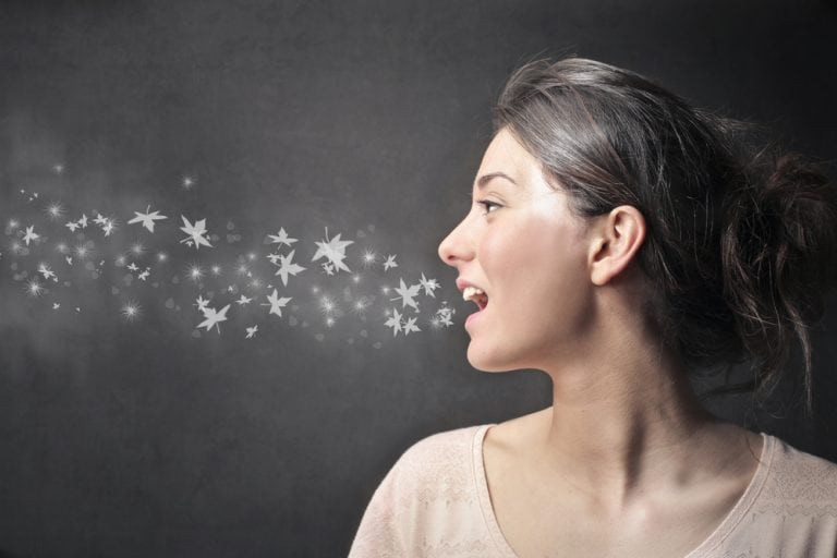 Một trong những nguồn gây hôi miệng chính là một loại vi khuẩn có tên vi khuẩn kỵ khí. Loại vi khuẩn này thường trú ngụ ở lưỡi - có cấu trúc đặc biệt với nhiều khe, kẽ. Vì vậy, bạn hãy thường xuyên làm sạch lưỡi là một cách đánh bay vi khuẩn gây hôi miệng, giúp hơi thở thơm mát. Ảnh: smileaz.