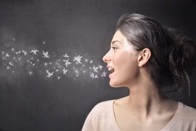 Một trong những nguồn gây hôi miệng chính là một loại vi khuẩn có tên vi khuẩn kỵ khí. Loại vi khuẩn này thường trú ngụ ở lưỡi - có cấu trúc đặc biệt với nhiều khe, kẽ. Vì vậy, bạn hãy thường xuyên làm sạch lưỡi là một cách đánh bay vi khuẩn gây hôi miệng, giúp hơi thở thơm mát. Ảnh: smileaz.