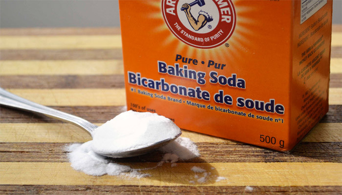 Để có hơi thở thơm tho, bạn hay pha 1 muỗng baking soda với một cốc nước ấm và vài giọt tinh dầu bạc hà để súc miệng. Ảnh: tgdd.