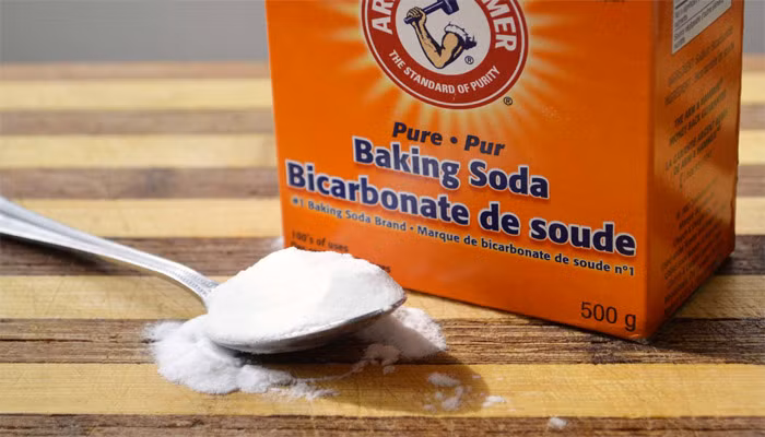 Để có hơi thở thơm tho, bạn hay pha 1 muỗng baking soda với một cốc nước ấm và vài giọt tinh dầu bạc hà để súc miệng. Ảnh: tgdd.